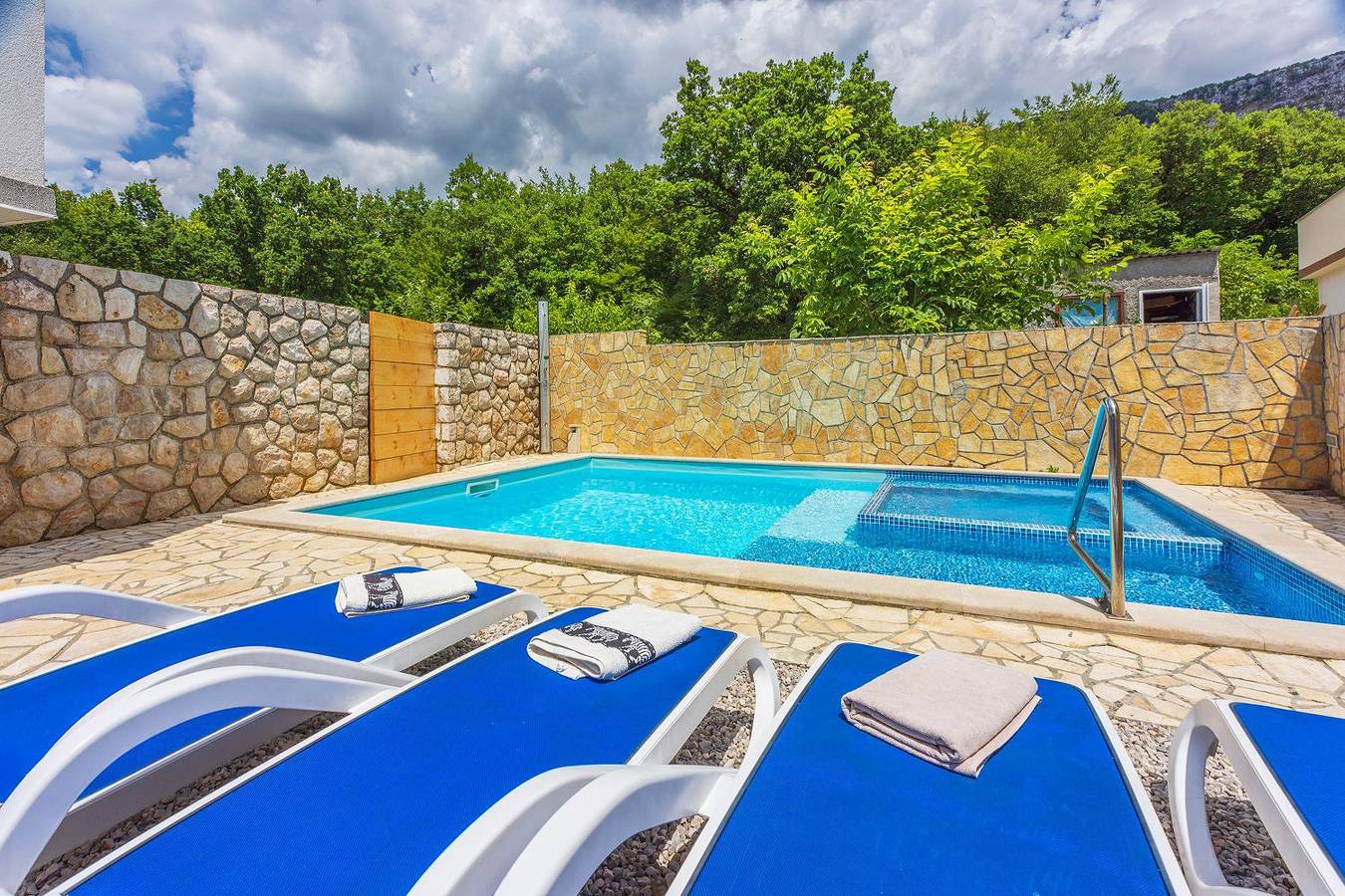 Ganze Wohnung, Ruhiges Apartment mit Holzkohlegrill, Pool mit Whirlpoolfunktion, Waschmaschine, Trockner in Grizane, Primorje-Gorski Kotar
