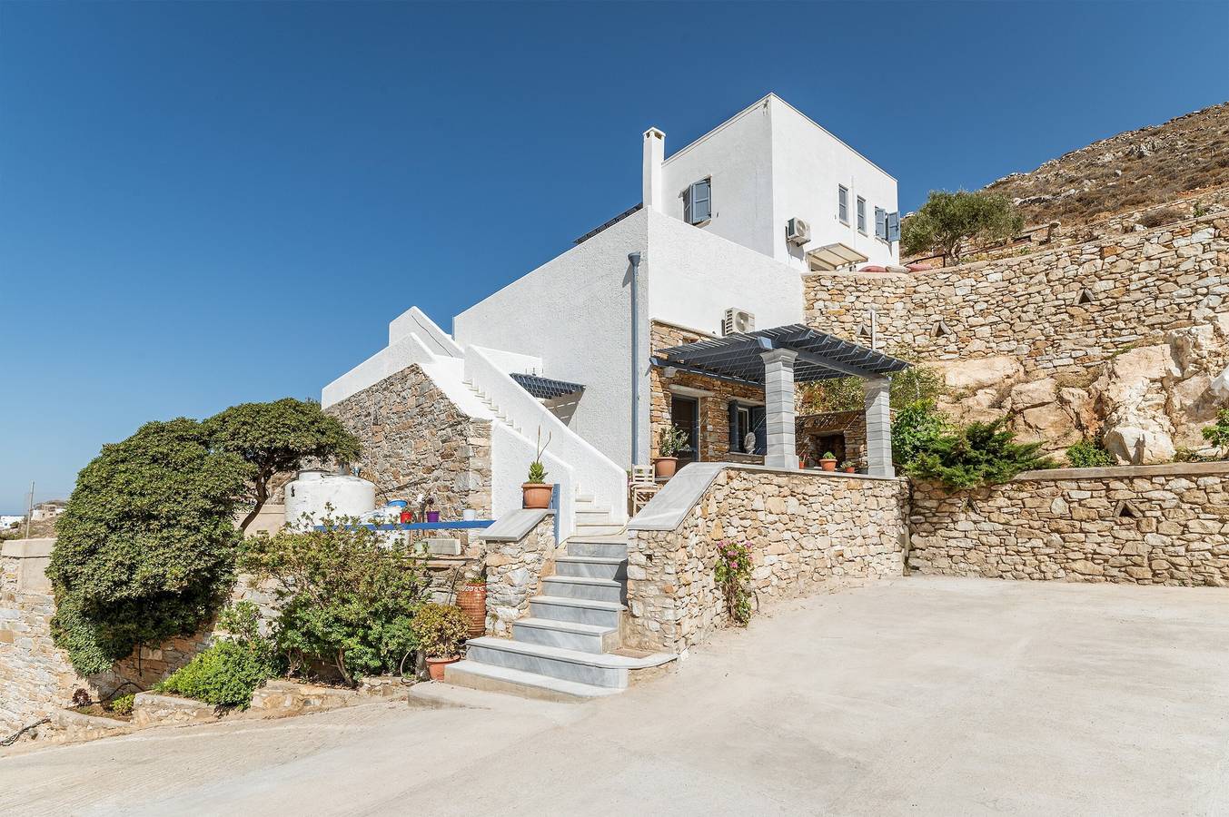 Ganze Wohnung, Ferienwohnung 'Vrahos Tinos' mit gemeinsamer Terrasse, Wlan und Klimaanlage in Tínos