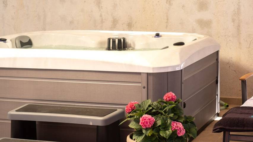 Villa pour 3 personnes, avec jardin ainsi que terrasse et jacuzzi dans Rab - 2