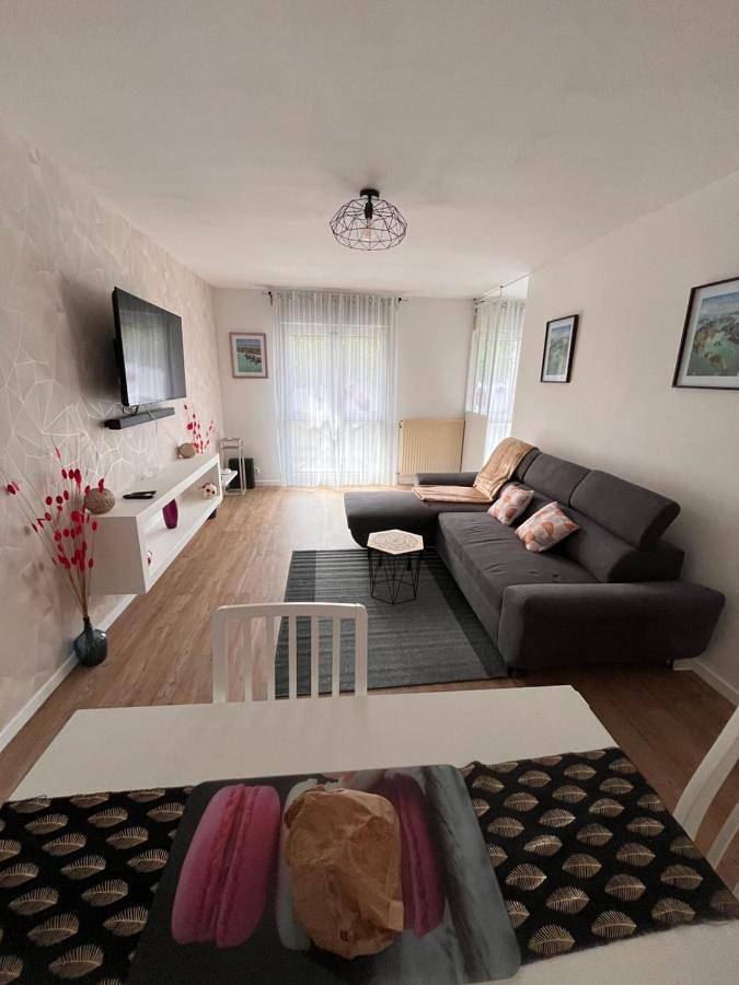 Appartement entier, One-Bedroom Apartment in Évry-Courcouronnes, Essonne