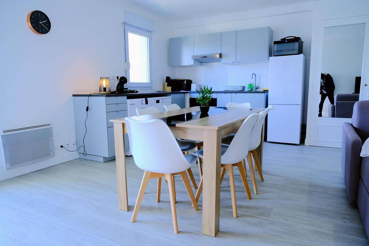 Appartement entier, Double Apparts - Spacieux 140 m2 - 4 Ch - Entrée autonome- 2 Parkings Privé Gratuit in Melun, Seine-et-Marne