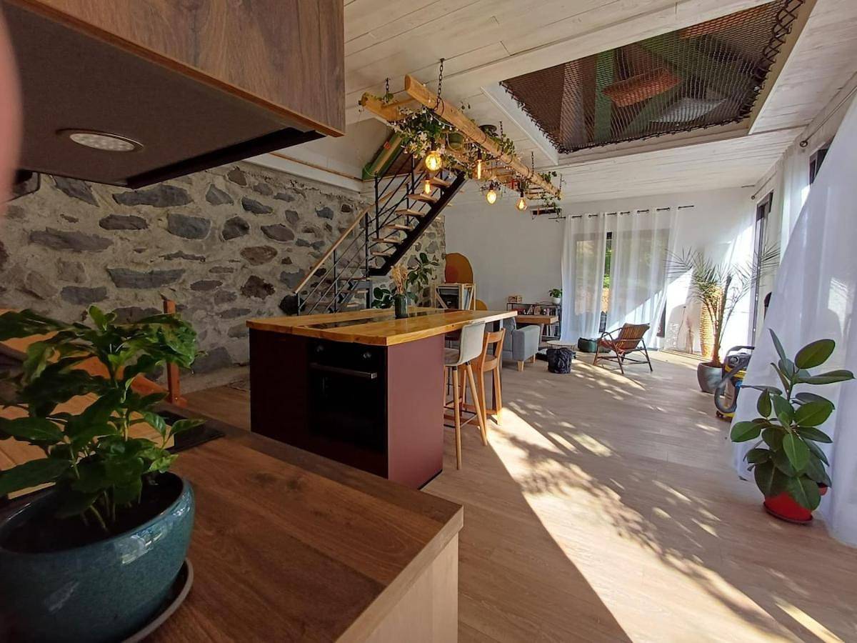 Two-Bedroom House in Saint-Vincent-de-Salers, Parc naturel régional des Volcans d'Auvergne