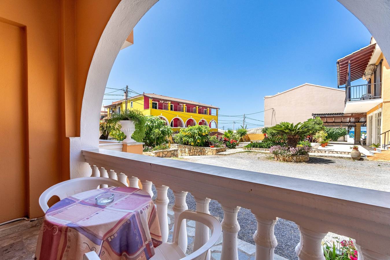 Ganzes Studio, Einzimmerapartment 'Mires House Side Ground Floor 3' mit Gemeinschaftspool, Wlan und Klimaanlage in Agios Gordios, Korfu