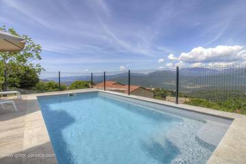 Gîte pour 2 personnes, avec piscine et terrasse à Sartène