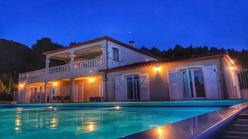 Location de vacances pour 13 personnes, avec jardin et terrasse ainsi que jacuzzi et piscine à Montbrun-des-Corbières