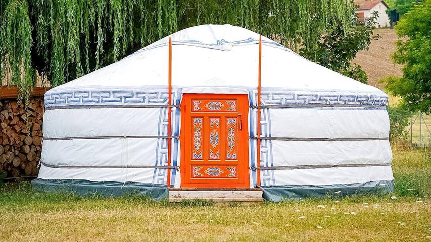 Tente pour 6 personnes, avec vue ainsi que jardin et piscine dans la Loire