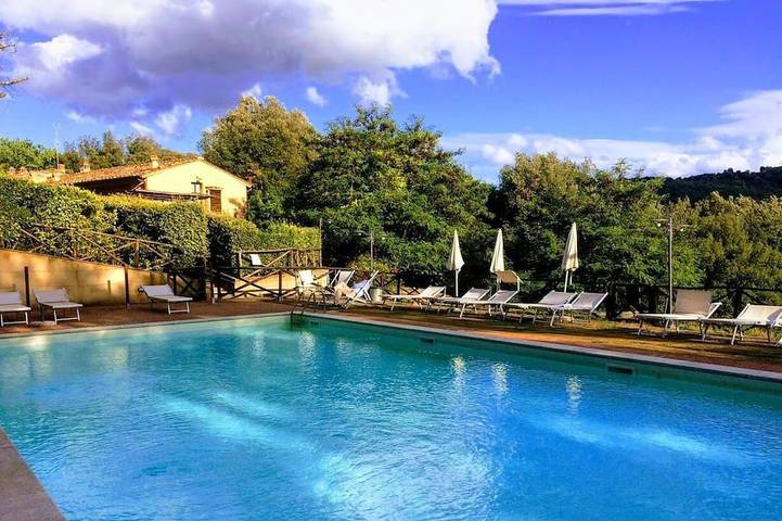 Villa for 4 people, with Balcony and Hot tub as well as Garden in San Gimignano