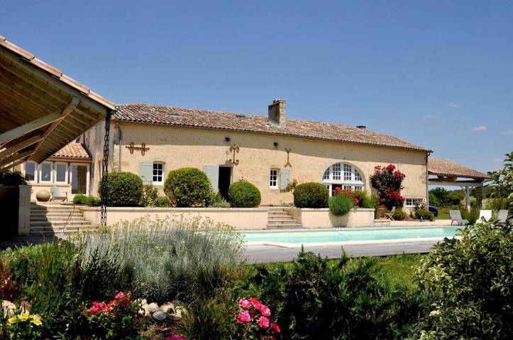 Location de vacances pour 10 personnes, avec Balcon et Terrasse ainsi que Jardin et Piscine à Saint-Vivien-de-Monségur