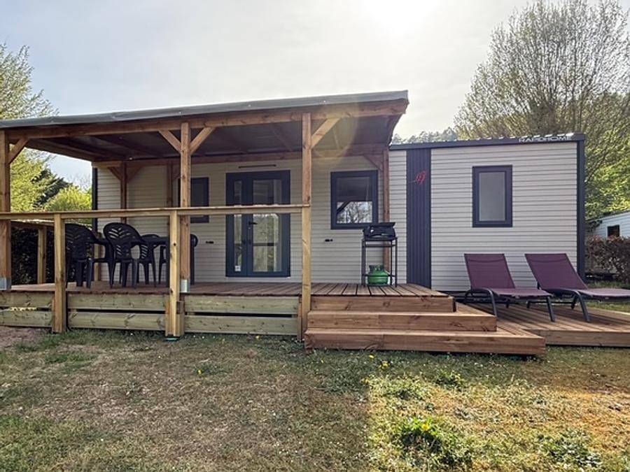 Flower Camping L'Echo du Malpas - Mobilhome 4 personas - Mobil-home Confort 27m² / 2 habitaciones (2/4pers) + Tv + Terraza cubierta (ribera) 2/4 pers in Monceaux-sur-Dordogne, Región de Tulle