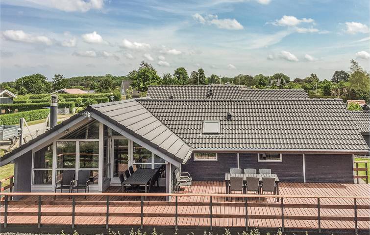 Ferieudlejning for 6 personer, med Terrasse og Have samt Sauna i Bogense