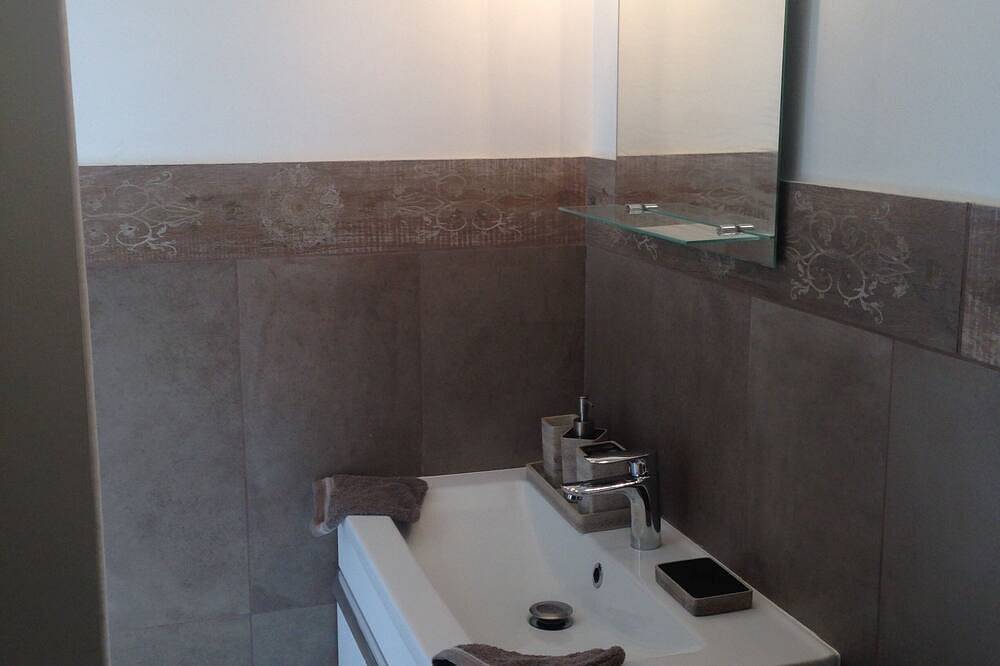 Ganze Wohnung, Unabhängiges möbliertes Studio 3 * mit Swimmingpool in L'Isle-sur-la-Sorgue, Vaucluse