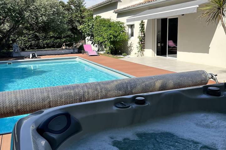 Location de vacances pour 8 personnes, avec jacuzzi ainsi que terrasse et jardin à Sussargues