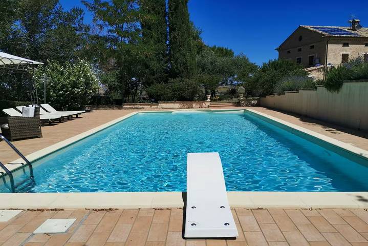 Casa vacanza per 10 persone, con giardino e piscina in Appignano