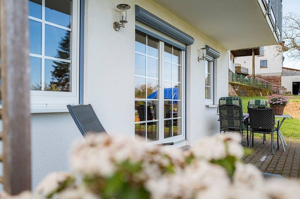 Ganze Wohnung, Apartment auf dem Landhof Rothenberg – Terrasse mit Blick auf Wiesen und Wälder in Oberzent, Odenwaldkreis