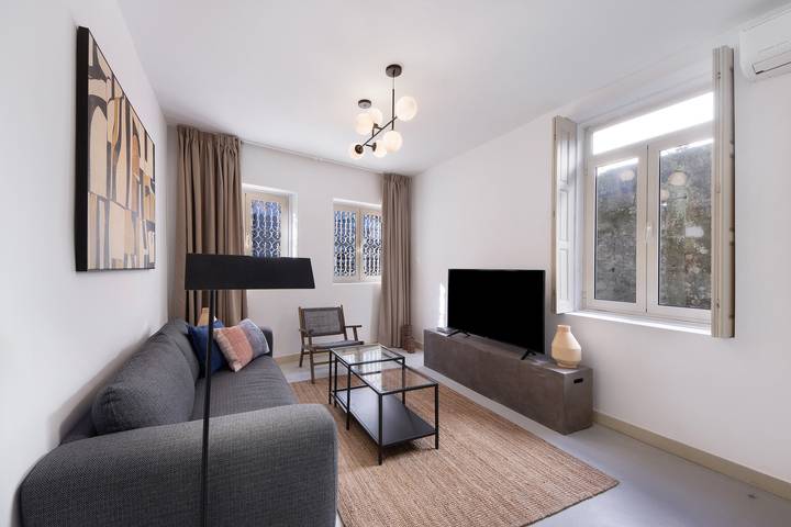 Entire apartment, Apartment "Crooked Floor House Rc" with Shared Garden, Wi-Fi & A/C in Santo Ildefonso, Porto District