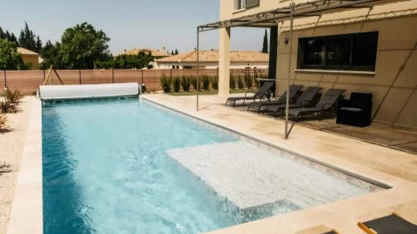 Appartement de vacances pour 9 personnes, avec Terrasse ainsi que Jardin et Piscine