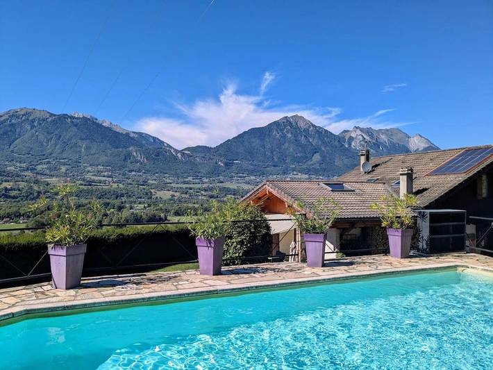 Gîte pour 2 personnes, avec Terrasse et Jardin ainsi que Piscine et Sauna dans Monthion