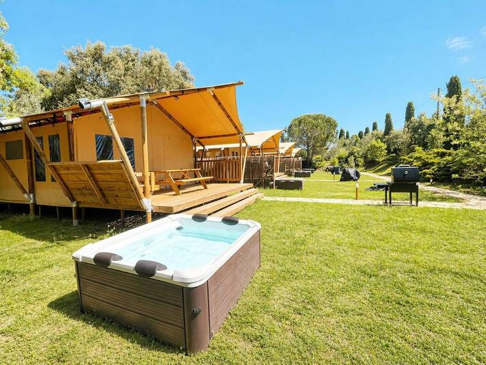 Camping für 2 Personen, mit Terrasse und Garten in Cecina