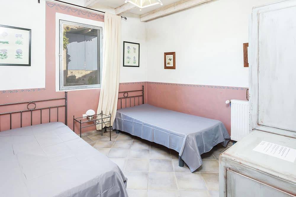 Spacious Cottage in Oppede with Swimming Pool in Oppède, Parc naturel régional du Luberon