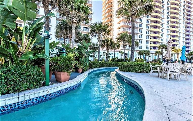 Vacation rental for 6 people, with pool and yard as well as hot tub in Daytona Beach