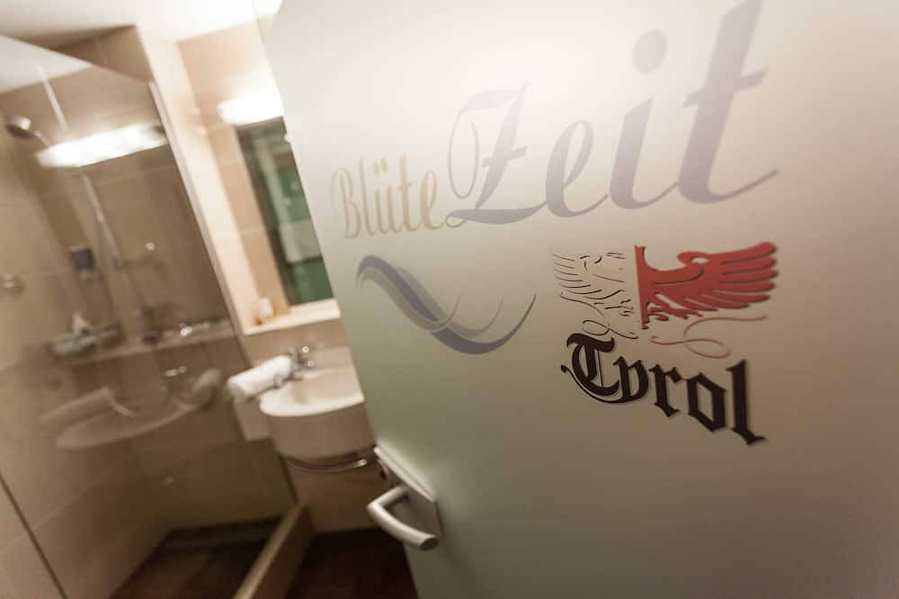 Ganze Wohnung, Doppelzimmer Arnika - Hotel Tyrol am Haldensee in Grän, Allgäuer Alpen (Österreich)