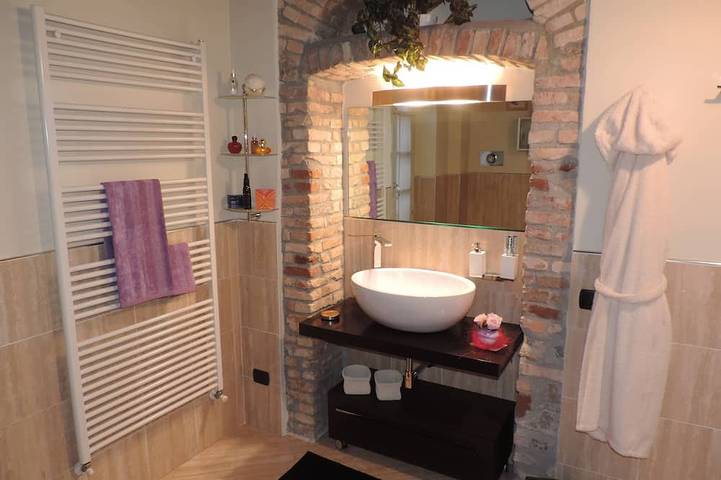 Apartamento entero, Apartamento ubicado a solo 500 metros del centro histórico y la estación de tren in Varese, Provincia de Varese