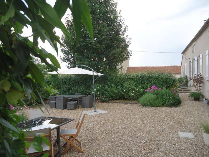 Location de vacances pour 12 personnes, avec Terrasse et Jardin ainsi que Piscine et Vue à Entrains-sur-Nohain - 2