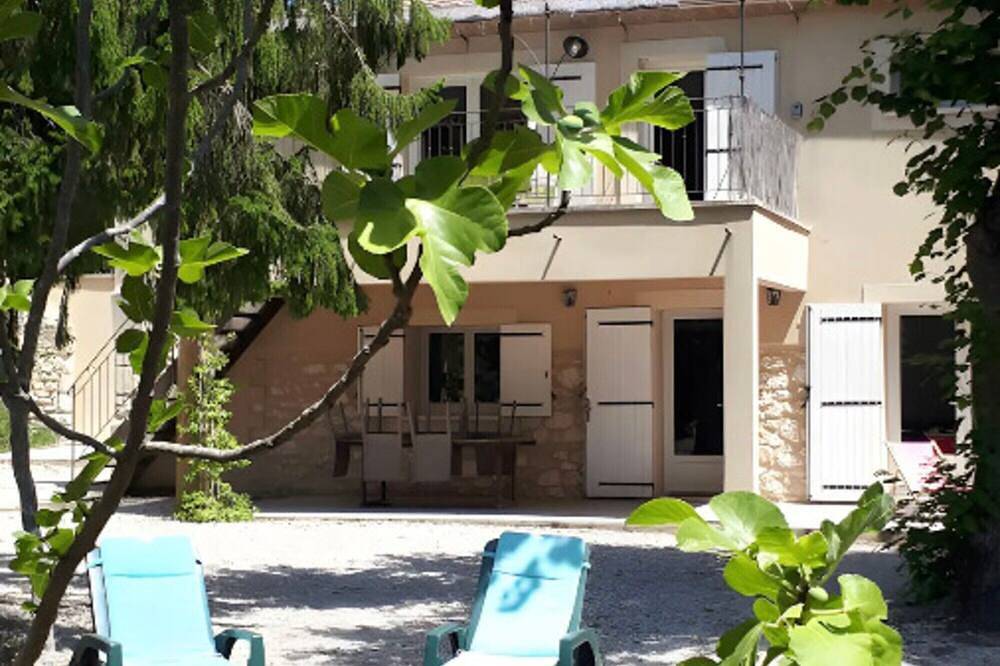 Entire apartment, Gîte 'Mas La Mounine - Du Bas' with Private Garden, Wi-Fi and Air Conditioning in Orgon, Arles region