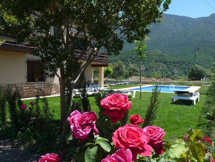 Casa rural para 14 personas, con terraza además de jardín y piscina en Cataluña - 3