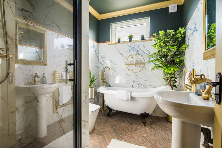 Holiday letting for 4 people, with hot tub and garden as well as terrace, with pets in the United Kingdom