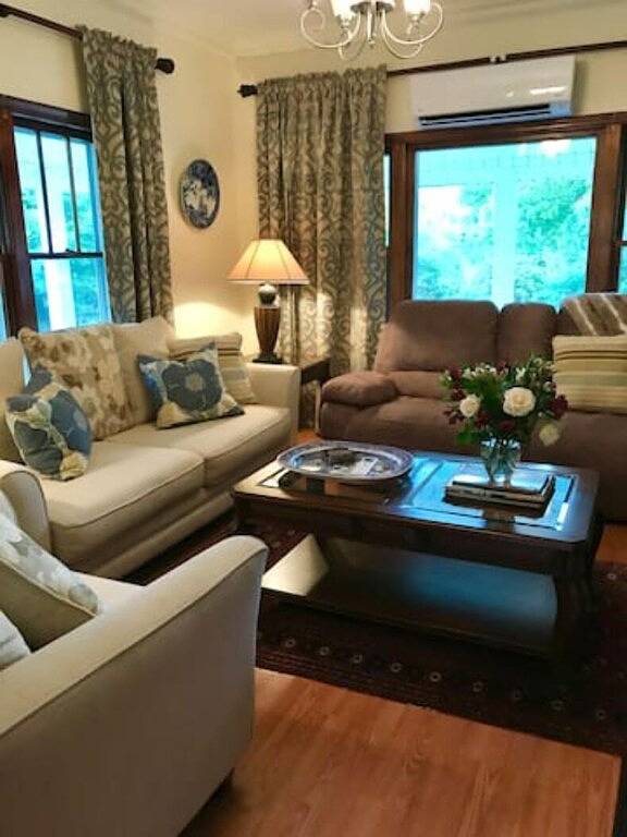 Escape to your cozy Mars Hill Cottage, near Asheville in Madison County (NC)