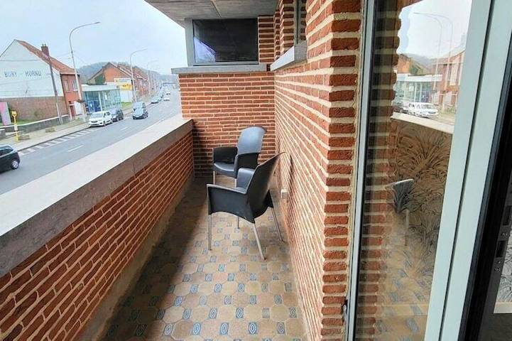 Ganze Wohnung, Studio-Eigenes Badezimmer-Komfort-Strassenblick in Boussu, Hennegau