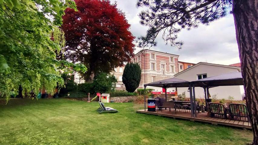 Chambre d’hôte pour 3 personnes, avec Jacuzzi et Terrasse ainsi que Jardin et Sauna