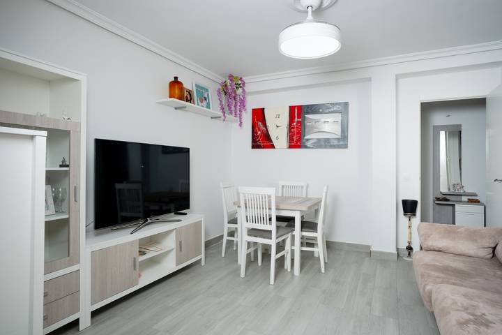 Appartamento intero, Casa Vacanze 'Piso En La Oliva Bien Comunicado' con Balcone, Wi-Fi e Aria Condizionata in Central Seville, Siviglia