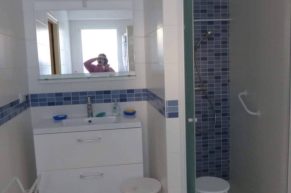 Appartement entier, Appartement de plain pied  2 personnes , mitoyen aux propriétaires, 300 m  mer in Loctudy, Côte de Cornouaille
