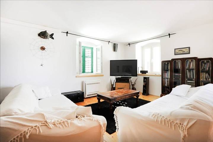 Ferienhaus für 6 Personen, mit Terrasse und Ausblick in Sibenik