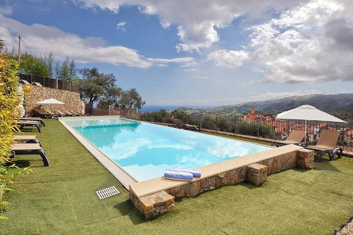 Ferienwohnung für 2 Personen, mit Balkon und Terrasse sowie Pool und Ausblick