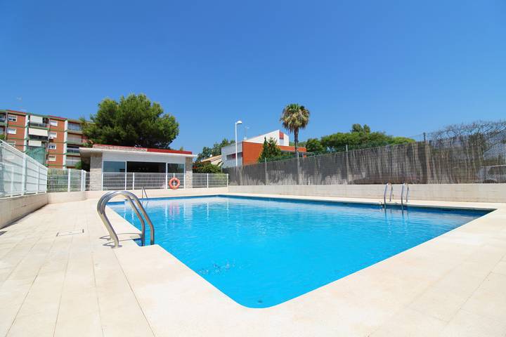 Ferienwohnung für 5 Personen, mit Balkon und Terrasse sowie Garten und Pool
