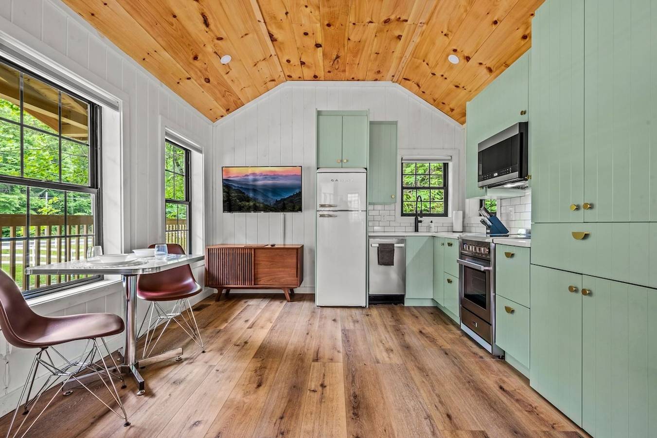 Entire apartment, Pet-Friendly Cabin 1 Gburg Fire Pit Games in Sevier County