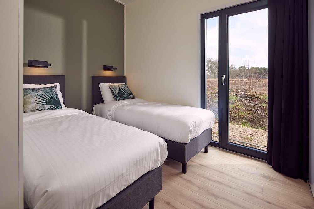 Waterlodge with outdoor sauna and hot tub for 6 guests, offering space and privacy by the water with a private jetty in the Achterhoek.ek. in Achterhoek