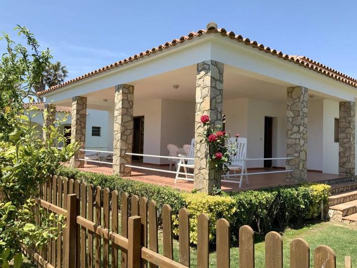 Location de vacances pour 6 personnes, avec piscine ainsi que vue et jardin dans Sant Martí d'Empúries