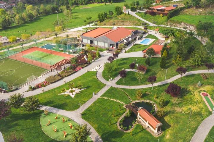 Gîte pour 6 personnes, avec jardin ainsi que vue et piscine dans Pinheiro