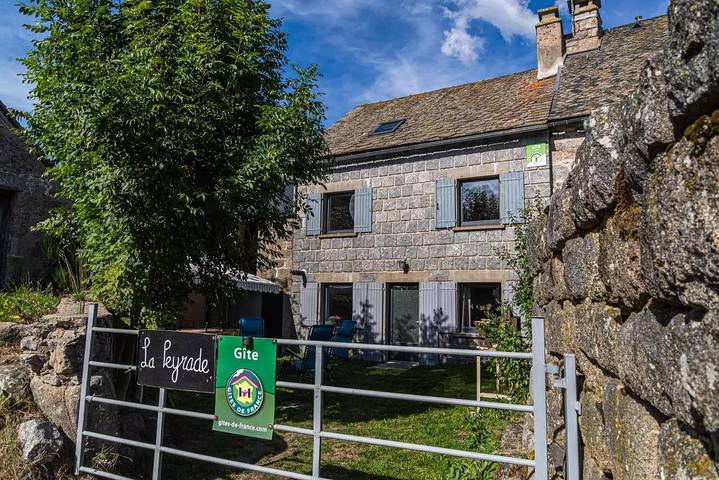 Gîte pour 8 personnes, avec piscine et jardin dans L'Aubrac