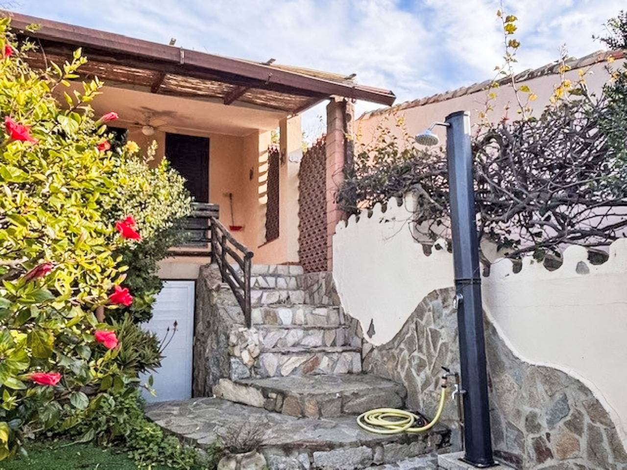 Casetta nel blu in Punta Molentis, Simius