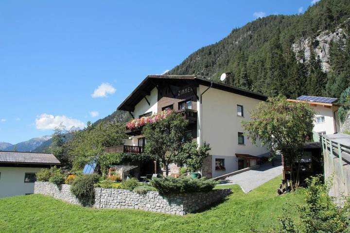BnB für 4 Personen, mit Garten und Ausblick in Pettneu am Arlberg