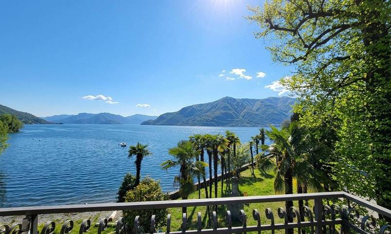 Ferienwohnung für 4 Personen, mit Balkon und Garten sowie Seeblick und Ausblick in Tronzano Lago Maggiore