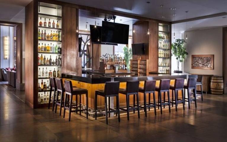 Vacation rental for 6 people, with hot tub and pool as well as sauna and yard in Avon