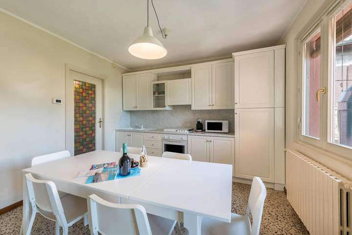 Appartement entier, Appartement 'in Piazza' avec Wi-Fi in Gardone Riviera, Montagnes autour du lac de Garde