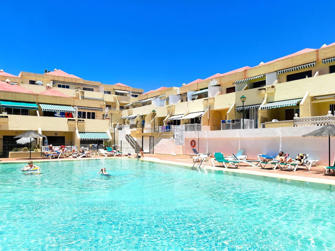 Entire apartment, Vacation Apartment 'Vacanze Mareverde' with Mountain View, Shared Pool and Wi-Fi in Playa de Fañabé, Adeje