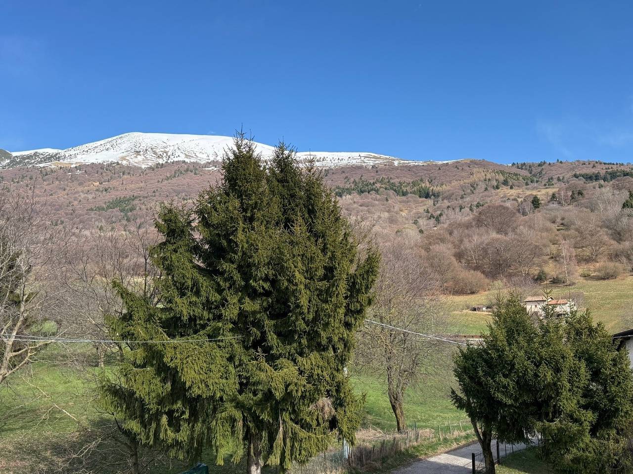 Appartement entier, Appartement « Limone » avec vue sur la montagne, jardin commun et Wi-Fi in Brenzone, Montagnes autour du lac de Garde